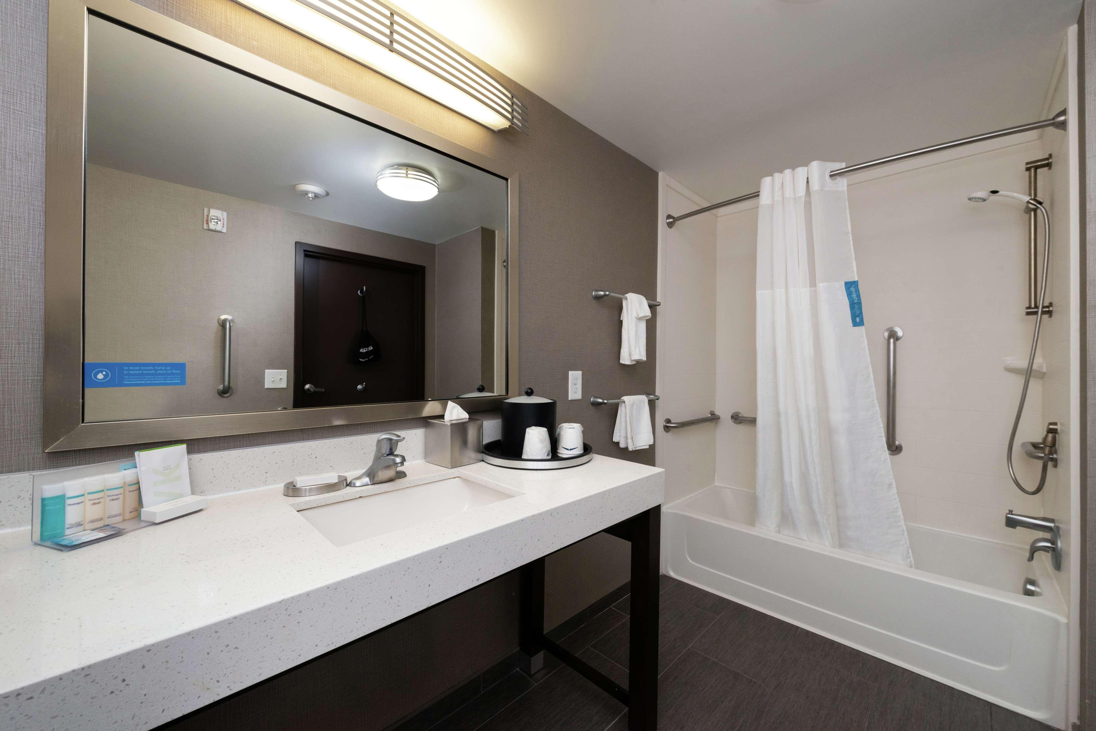 Hampton Inn&Suites Greensboro/Coliseum Area Exterior foto