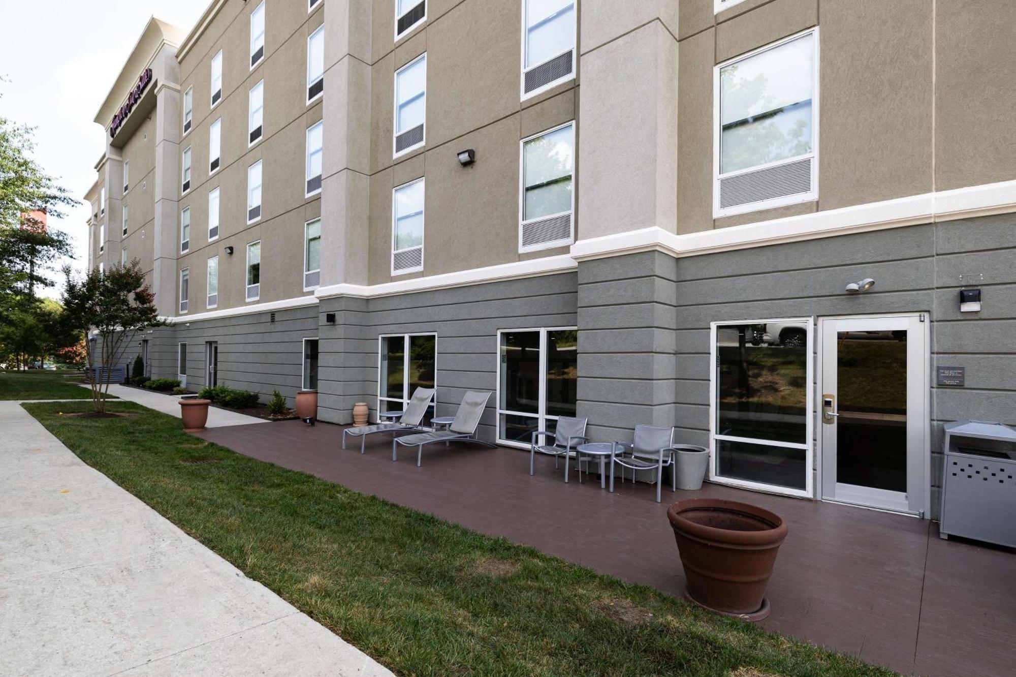 Hampton Inn&Suites Greensboro/Coliseum Area Exterior foto